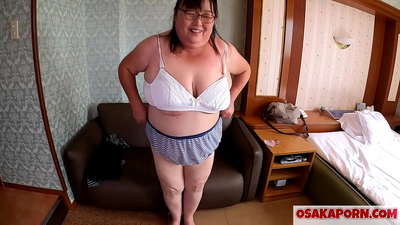 Ama japoniar lodiak bere titi erraldoiak erakusten ditu eta sexu jostailu batekin gozatzen du. 51 urteko ama asiar batek bere sexu-esperientziaz hitz egiten du. Yukiko 1 OSAKAPORN milf gantz