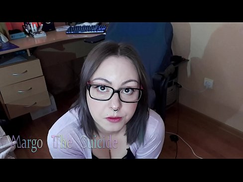 ❤️ Neska sexy betaurrekoekin dildoa zurrupatzen du kameraren aurrean ❤❌ Kalitatezko pornoa gugan