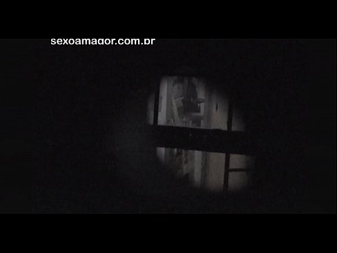 ❤️ Blondie ezkutuan grabatzen du auzoko voyeur batek adreilu hutsen atzean ezkutatuta ❤❌ Kalitatezko pornoa gugan